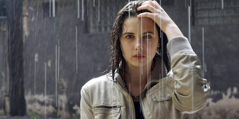 vrouw in regen