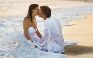 Geniet en leef: Spiritualiteit eb seksualiteit, een paar kussend op het strand
