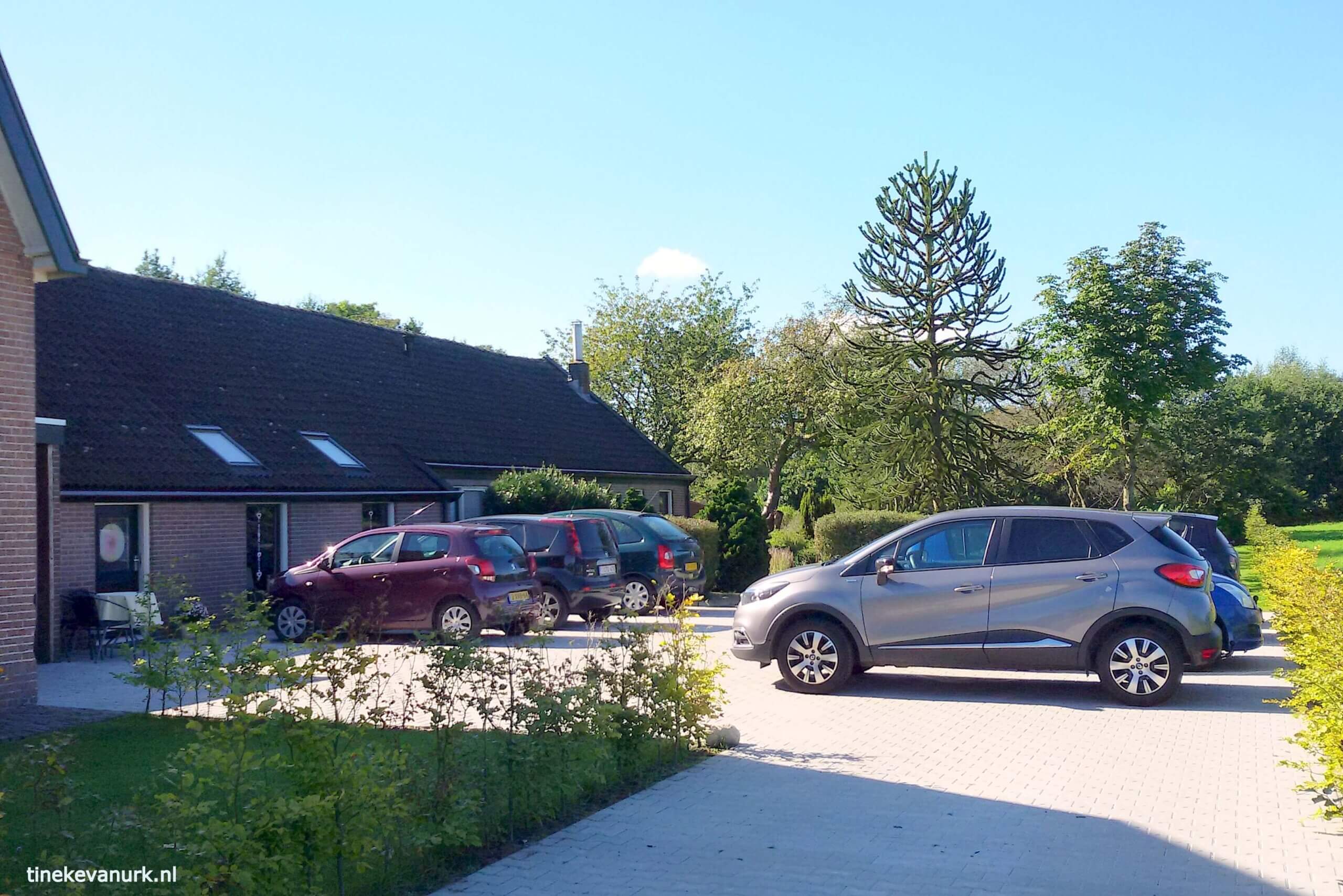 ruime parkeerterrein bij praktijk tineke van urk